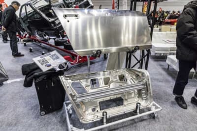 日産 S30型 フェアレディZ：トヨタ車の試作ボディなどを製作している矢作産業が、このパネルの製造を担当している