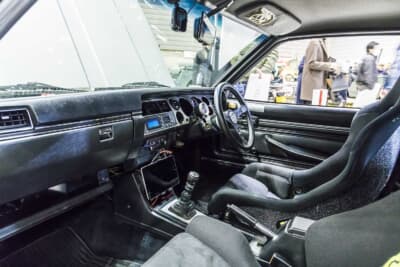 日産 B310型 サニークーペ：内装はしっかりと備えられており、インテリアも街乗りを前提とした構成となっている