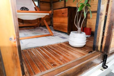 マツダ ニューポーターキャブ：骨格以外の部分はヒノキを使用。知り合いの業者より、割れていたり日焼けしていたり販売できない木材を譲ってもらったという