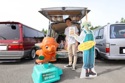 懐かしのサトちゃんと小泉今日子の当時物看板も高原さん自慢のコレクションだ