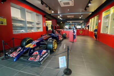 イモラサーキットのショップはアイルトン・セナのグッズも販売されています