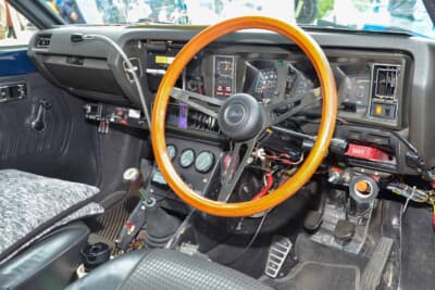 スバル 初代 レオーネクーペ1400RX：ウッド製のステアリングを装着している
