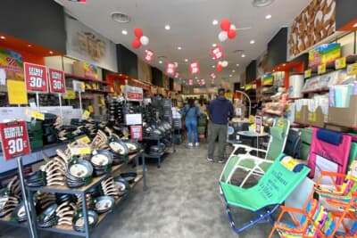 イタリアのアウトレットあるあるの何でも屋さんぽいお店。見ているだけで楽しいです