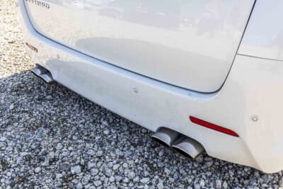 トヨタ アルファード：マフラーエンドは純正のバンパー下では車高を下げた際に干渉してしまうため、リアバンパーを加工してブラックパールのテールエンドを流用して、4本出しとしている
