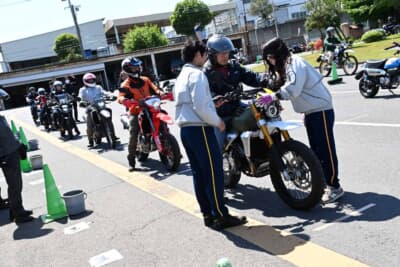 操作が不安な方にはスタッフが丁寧にレクチャーしてくれる。ちなみに転倒時の修理費は自己負担になるので注意