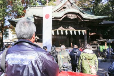 日産 フェアレディZ Z-L：イベント会場である谷保天満宮は交通安全祈願発祥の地としても有名