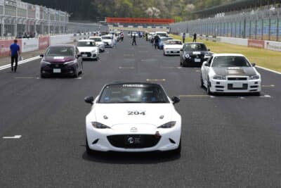 エンジョイクラスのスタート前は先導車のロードスターを先頭にグリッドに並ぶ。まさに気分はレーシングドライバー