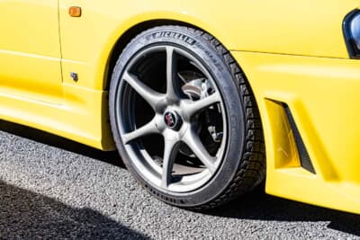 日産スカイライン25GTターボ：取材時はスタッドレス用のR34GT-Rの純正ホイールだったが、夏タイヤ用としてインパルのホイールを履いている
