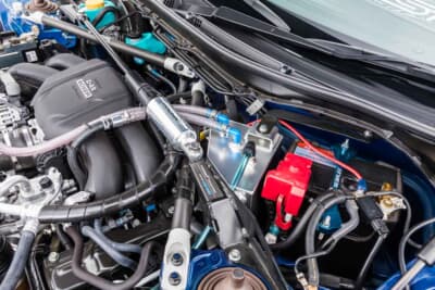 スバル BRZ STIスポーツ：ARAIモータースポーツのカーボンブレースと、PROVAのモーションコントロールビームを装着