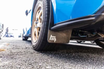 トヨタ GR86：フェンダー後部にマッドフラップを取り付けている