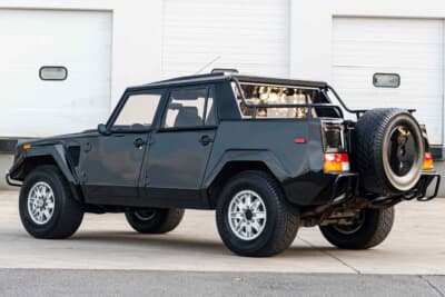 45万500ドル（邦貨換算約6715万円）で落札されたランボルギーニ「LM002」（C）Courtesy of RM Sotheby's
