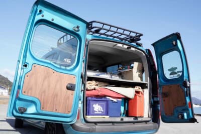 ルノー カングー：趣味のアウトドア用品を満載したままでも、乗員分の荷物が積める広い荷室はサイドンさんのお気に入りのひとつ。リアパネルは木目のものに交換した