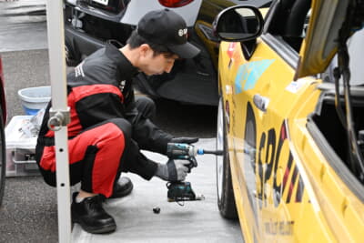 設計部門のスタッフが今回はメカニックとして担当。タイヤ交換をしたことがないメンバーも。モータースポーツの活動を通じてその大変さや楽しさを体験したうえでもっといいクルマづくりとパーツづくりにフィードバックしていく