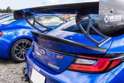 スバル BRZ：リアのダックテール（リヤスポイラー）はノーブランドのカーボン製