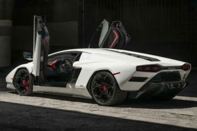 190万ドル～240万ドル（邦貨換算約2億7180万円～3億4335万円）で現在も販売中のランボルギーニ「カウンタックLPI800-4」（C）Bonhams