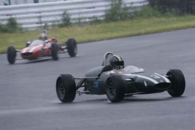 ミニで有名なコンストラクター“クーパー”はF-1のワールドチャンピオンでもあるコンストラクター、クーパーT75、クーパーT72、F-3マシンの2台がランデブー