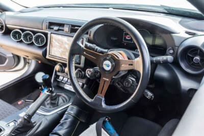 トヨタ GR86：TRUSTのステアリングを装着。コラム部にステアリングスイッチを移設