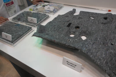 トヨタは古衣装から再生された遮音材を展示した