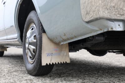 日産 610型 ダットサン・ブルーバードU：さりげなく純正オプションの泥よけを取り付けている