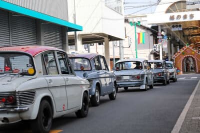 前方に見えるアーケードが川之江栄町商店街