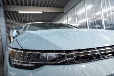 クルマの塗装状態を判断して、徹底した下地処理で最適なボディに仕上げる。そのうえで「タイプWF斬」や「KF8」といったおすすめのコーティングを施工