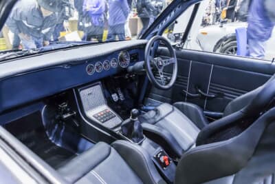 日産 3代目 スカイライン：センターコンソールには、電装品を集中制御するMoTeC製PDM用キーパッドが設置されている