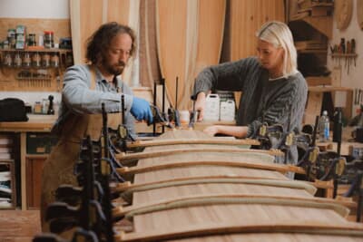 サーフボードは、ベントレーのインテリア製作に用いられるクルーのウッドショップで調達されたコア材を用い、手作業で製作された