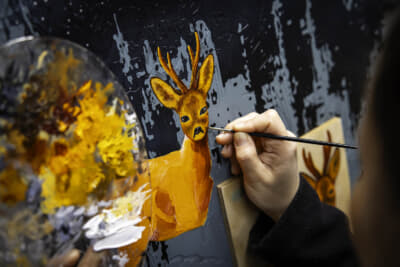 ブリテン諸島の動植物から着想を得て、魅惑的な森の情景を創作