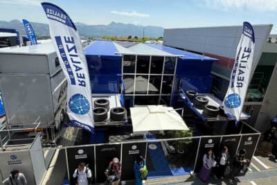 KONDO Racingは2台のモーターホームがあり、その中央をラウンジに使用