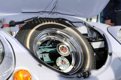 スバル 360カスタム：フロントフード内にはスペアタイヤが鎮座 