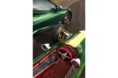 ロータス エミーラ クラーク エディション（左）とロータス タイプ38（右）