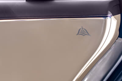 ベントレー フライングスパー：後部ドアを開けるとソフトクローズ機構により閉まる直前にエンブレムが再び現れるという、隠れた意匠も光る