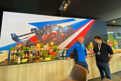 アルピーヌのホスピタリティの中。もちろんメディアの時間に内部チェック