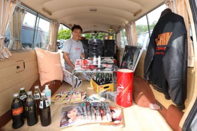 ハッチを開けると、懐かしの昭和グッズを集めた空間が広がっていた