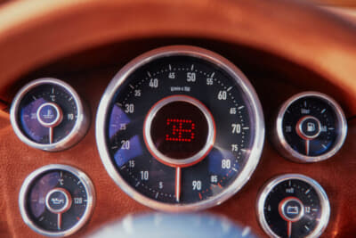 ブガッティがつくり出すクルマは並外れた創造性と比類のない技術的野心によって定義され、独自のデザイン言語を表現している