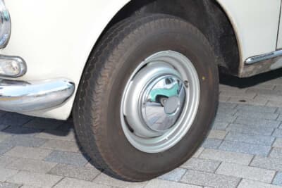 日産 2代目 410型 ダットサン ブルーバード：スチールホイールも良好な状態を保つ