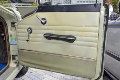日産 初代 セドリックバン：シンプルなデザインのドアトリム