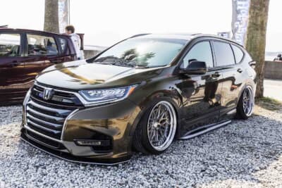 ホンダ CR-V：ボディはホワイトだったが、ミッドナイトゴールドと呼ばれるカッパー系メタリックのフィルムを貼ってイメージチェンジ