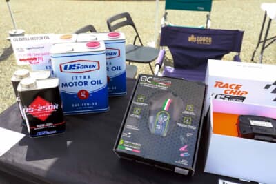 OS技研は悪路走行時のトラクション性能向上などを目指したデュアルコアLSDや、さまざまな商品を展示していた