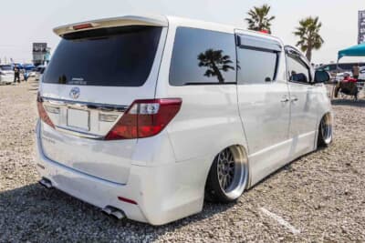 トヨタ アルファード：リアはJ-LINEの加工アクスルを装着し、車軸位置を上方に移設している