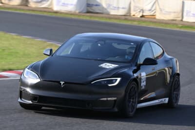 JEVRA開幕戦では、今回澤田選手が乗るモデル3で総合優勝した地頭所選手だったが、修理上がりのモデルSに終始悩まされながらも5位でレースを終えた