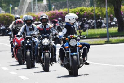試乗は数台がまとまって隊列を組んで走行する形式。先導車はファインモータースクールの教習車
