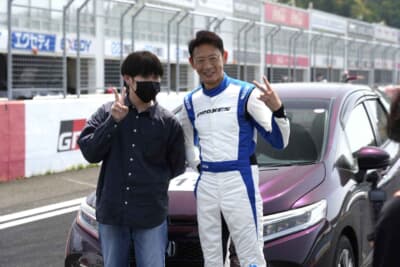 エンジョイクラスのスタート前に、コース上でインストラクターの阪口選手と記念撮影。レーシングドライバーを身近に感じられるのもこのイベントの魅力