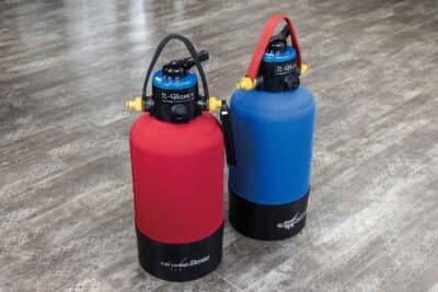 お店では純水機も販売。市販品にオリジナルの装飾を施し、使い勝手も向上。自宅でメンテする際の大きな味方となってくれるのだ