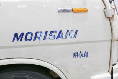 いすゞ エルフ 150 1.25トン：弓矢のようなサイドウインカーなども、いすゞらしいデザイン。屋号は手書きだ
