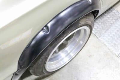 日産 スカイライン2000GT：オーバーフェンダーでワイドタイヤを装着