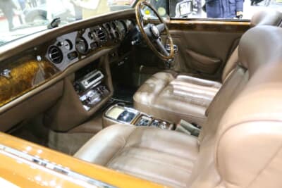 ロールス・ロイス コーニッシュ クーペ:2ドアのスポーツサルーンなので軽やかな走りを楽しめる