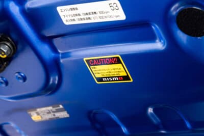 日産 GT-R:ボンネット裏にはスポーツリセッティングシールが貼られている