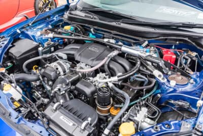 スバル BRZ STIスポーツ：エンジンは吸排気系チューニング施し、それに合わせてエンジン制御も変更