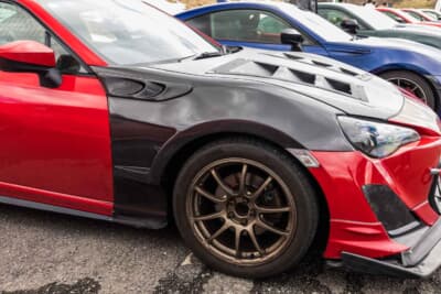 トヨタ 86：Simsのカーボンフロントフェンダーを装着している